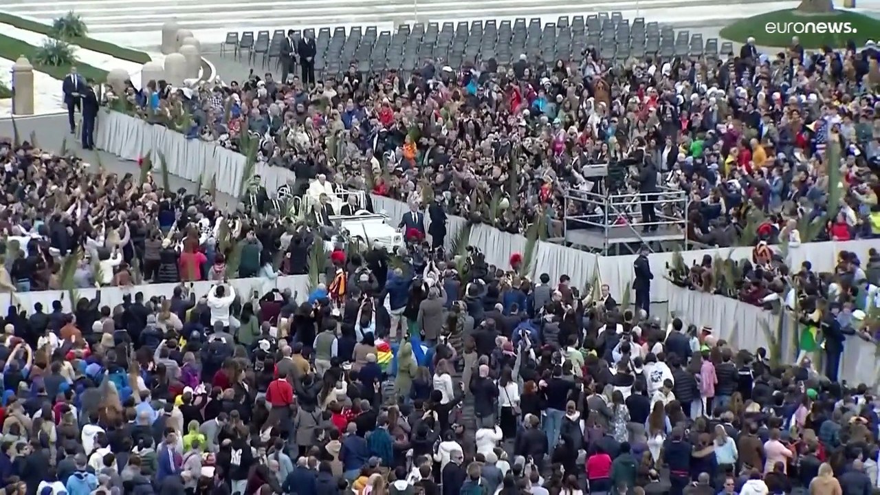 بعد يوم من خروجه من المستشفى.. البابا فرنسيس يعود لساحة القديس بطرس لإحياء قداس أحد الشعانين