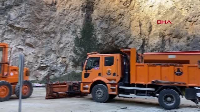 HEYELAN VE KAYA DÜŞME RİSKİ OLAN KARABÜK-YENİCE KARAYOLUNDA ZORLU ÖNLEM