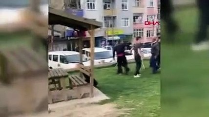 İki grup arasındaki silahlı bıçaklı kavga kamerada