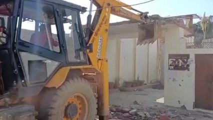 एटा: पूर्व जिला पंचायत अध्यक्ष के आवास पर चला बुलडोजर