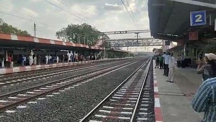 सांची से गुजरी ‘वंदे भारत’ देखने लगी लोगों की भीड़