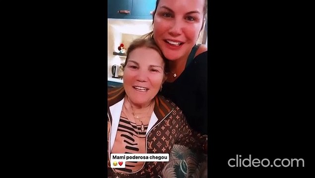 Emoção! Kátia Aveiro recebe a visita (tão desejada) da mãe, Dolores Aveiro: A minha velhinha chegou...
