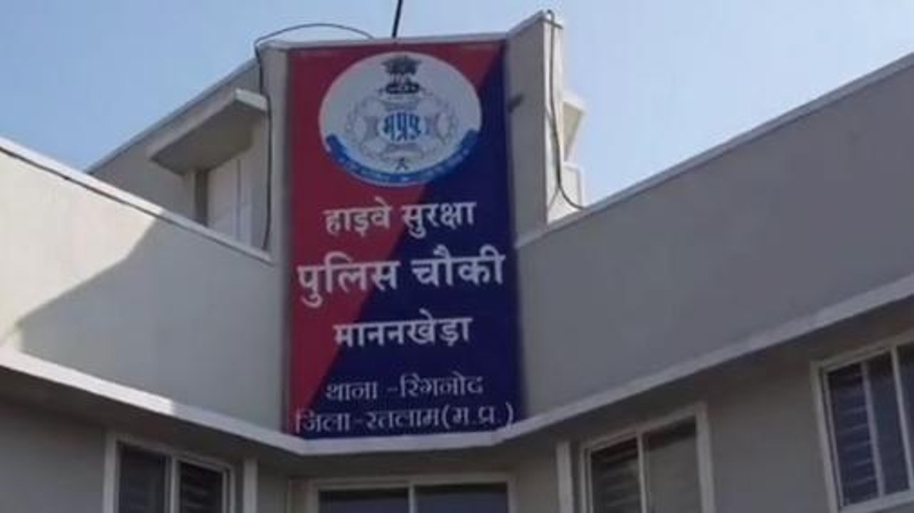 रतलाम: गोवंश तस्करी परिवहन करते हुए एक ट्रक को...