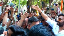 Ajay Devgan 54th Birthday पर Fans की भीड़, अपने House Shiv Shakti के बाहर आकर बोला Thank You |