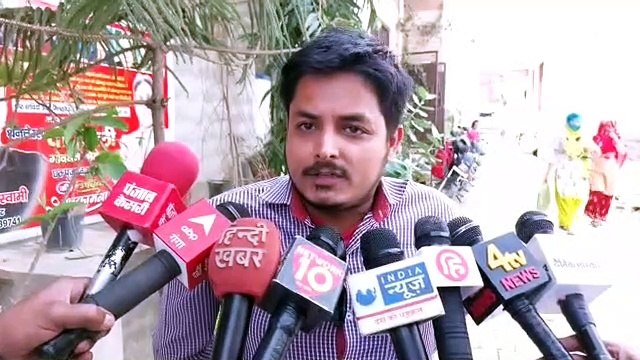 Video :बागपत में कांग्रेस कार्यकर्ताओं ने अपने घरों पर, मेरा घर राहुल गांधी का घर, लिखकर पोस्टर चस्पा किये