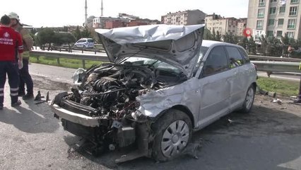 Bağcılar'da şerit değiştirmek isteyen kamyonet otomobile çarptı