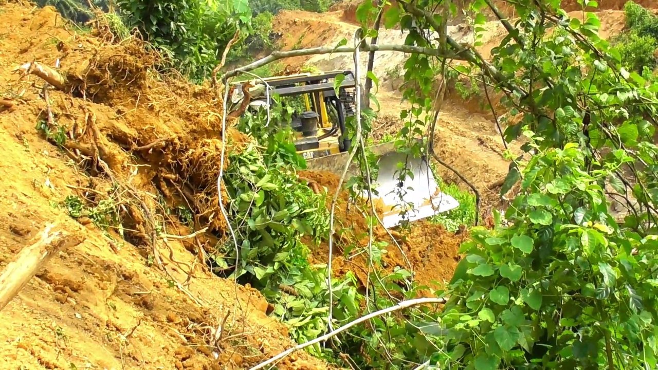 Bulldozers Remain Enthusiastic Even When Working in Difficult Places || Bulldozer D6R XL