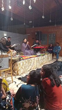 Pakistani singer singing indian sog