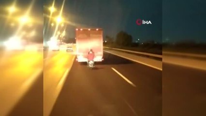 Otobanda motosiklet sürücüsünün tehlikeli yolculuğu kamerada