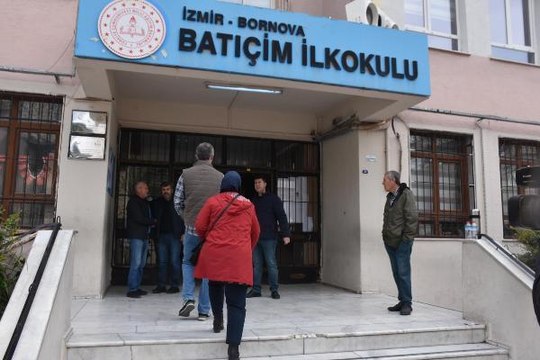 İZMİR'DEKİ ÇİFTE VATANDAŞLAR BULGARİSTAN SEÇİMLERİ İÇİN SANDIK BAŞINA GİTTİ