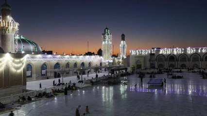 Iraklılar, Bağdat'ın Ünlü Camisindeki İftar Yemeğinde Bir Araya Geldi