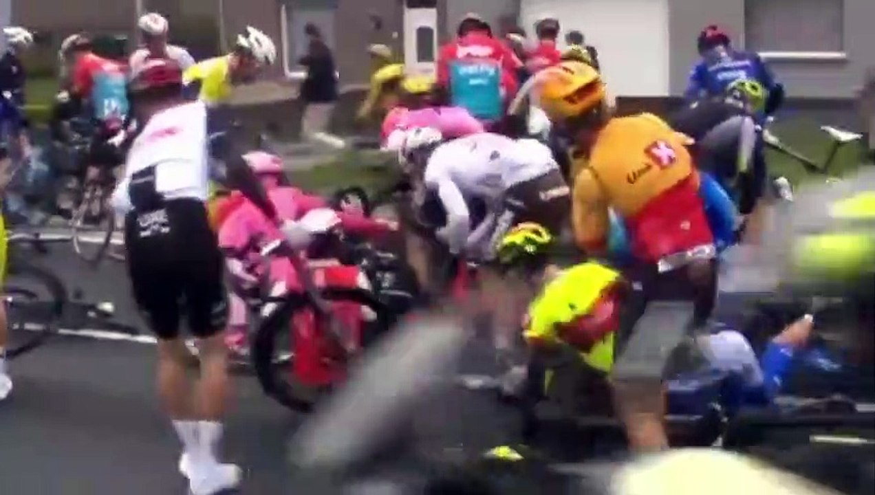 Tour des Flandres 2023 - L'énorme chute sur le Ronde à 140 km de l'arrivée et l'énorme erreur de  Filip Maciejuk (Bahrain-Victorious)