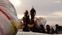 شاهد: إنقاذ 92 مهاجرًا قبالة السواحل الليبية