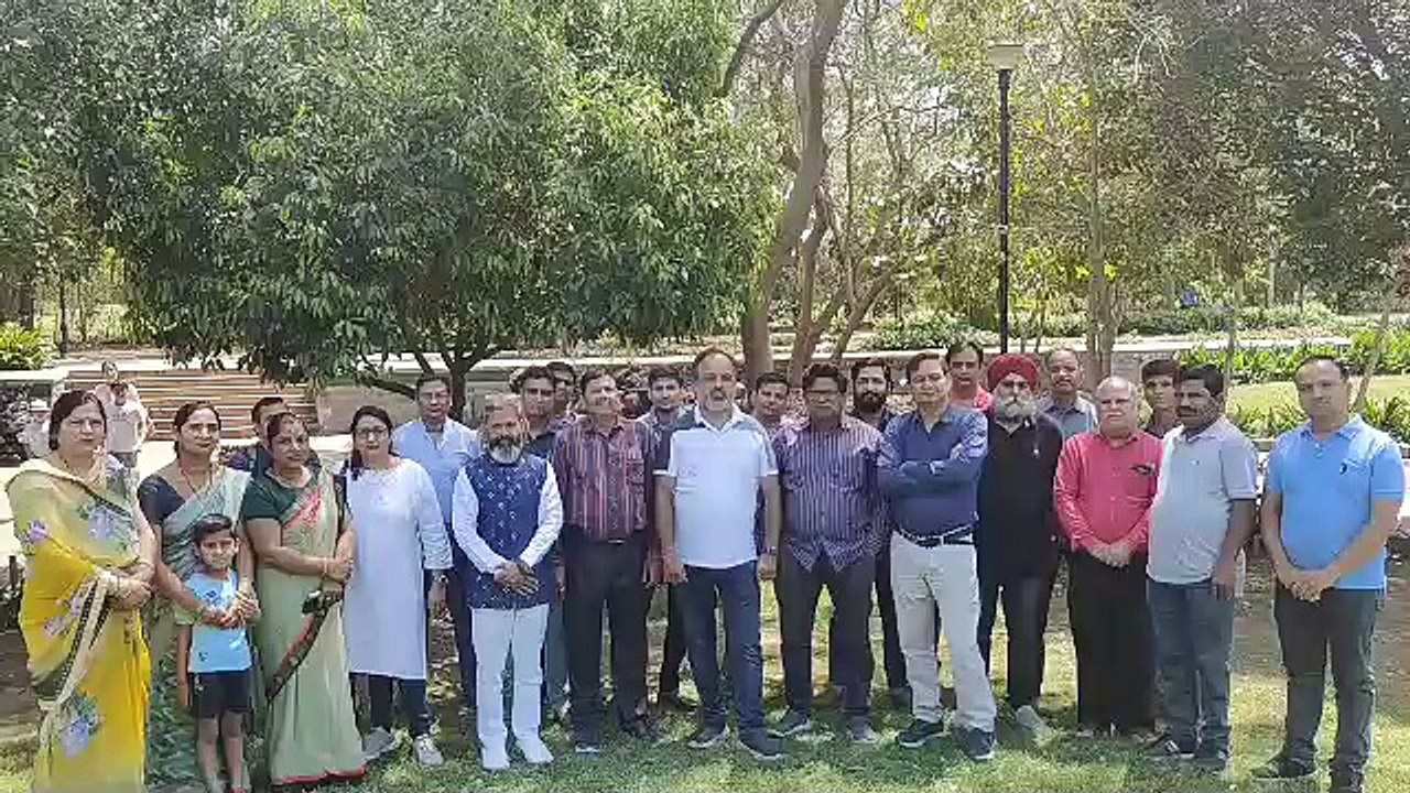 निजी स्कूलों की मनमानी के खिलाफ  सडक़ों पर उतरे...