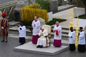Papa Francisco celebra missa de Domingo de Ramos