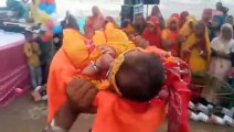 Devotees danced in the devotion of Lord Krishna