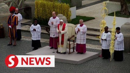 Pope Francis leads Palm Sunday mass after hospital stay