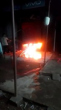 सुतर्रा की इलेक्ट्रॉनिक्स दुकान में आग, लाखाें रुपए के फ्रिज, कूलर और फर्नीचर जलकर राख