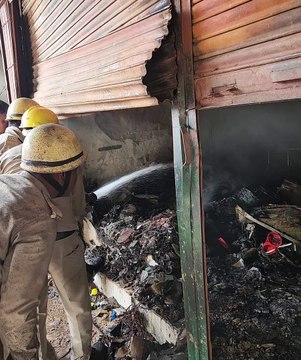 सुतर्रा की इलेक्ट्रॉनिक्स दुकान में आग, लाखाें रुपए के फ्रिज, कूलर और फर्नीचर जलकर राख