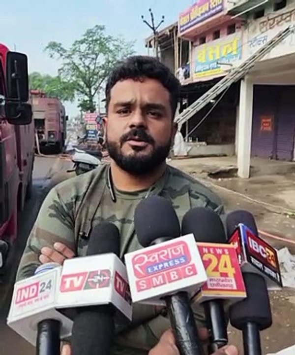 सुतर्रा की इलेक्ट्रॉनिक्स दुकान में आग, लाखाें रुपए के फ्रिज, कूलर और फर्नीचर जलकर राख