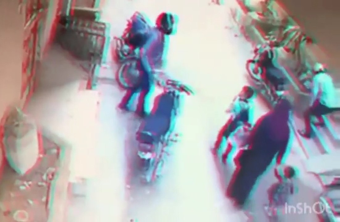 While taking the children to school, the mother was robbed by thieves
