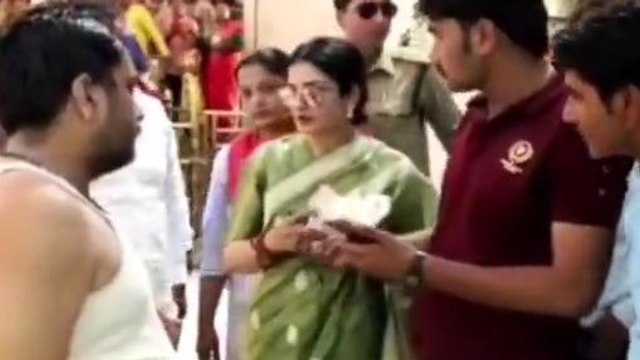 फिल्म अभिनेत्री रवीना टंडन पहुंची महाकाल मंदिर, गर्भ ग्रह में किया पूजन अर्चन