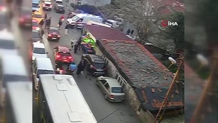 Download Video: Beykoz'da vatandaşa İETT otobüsü çarptı, yakını otomobil ile kalabalığa daldı... O anlar kamerada