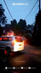Harap Hati Hati Semeton! Tingkat curah hujan yang tinggi menyebabkan pohon tumbang dan tanah longsor diseputaran KM 18, Jalan Singaraja - Bedugul