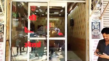 व्यापारियों को बदमाशों की शिकायत करना पड़ा भारी