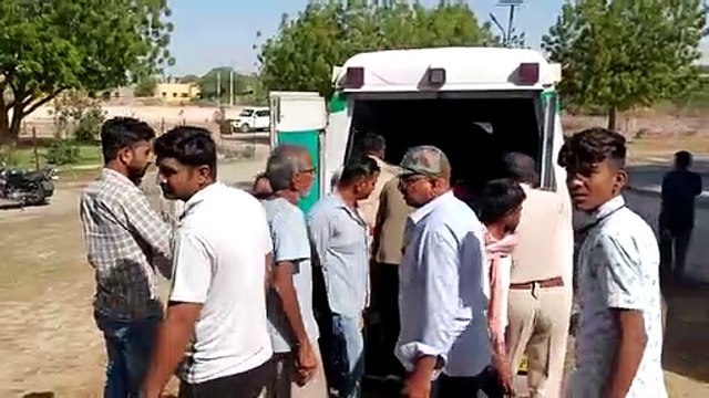 Watch Video: बोलेरो की टक्कर से बाइक सवार 3 घायल