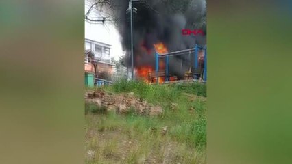 İSTANBUL-SANCAKTEPE'DE PARKTA ÇIKAN YANGIN BİNANIN GARAJINA SIÇRADI