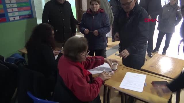 İSTANBUL'DAKİ ÇİFTE VATANDAŞLAR BULGARİSTAN SEÇİMLERİ İÇİN SANDIK BAŞINDA