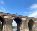 Tarihi Ongözlü Köprü'de bir genç canını hiçe sayarak halay oynadı