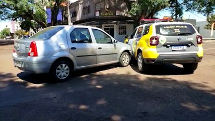 Viatura da PM e Logan se envolvem em acidente no Centro