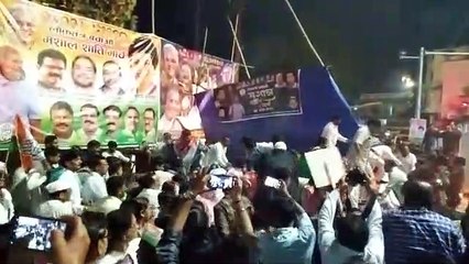 Download Video: राहुल मामले में कांग्रेसियों ने निकाली मशाल रैली, जिंदाबाद के नारे के साथ ही भरभरा कर गिरा मंच, हुए घायल