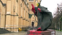 شاهد: مجهولون يرشّون طلاء أحمر على تمثال البابا يوحنا بولس الثاني في بولندا فما السبب؟
