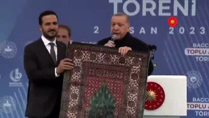 Erdoğan seccade ile miting yaptı