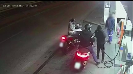 Rifiuta di dare scooter ai ladri e gli sparano alle gambe