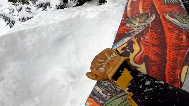 Un skieur hors-piste découvre un snowboardeur ensevelit sous la poudreuse