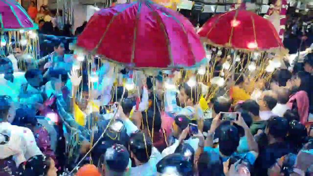 गाजे-बाजे के साथ निकली ईसर-गणगौर की सवारी