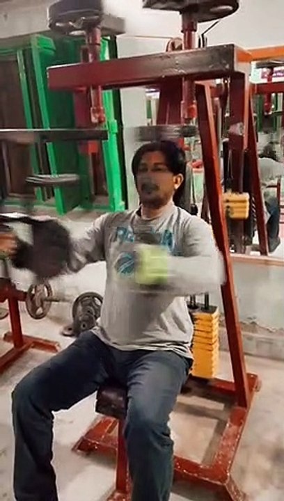 Chest exercise 2 butterfly Machine