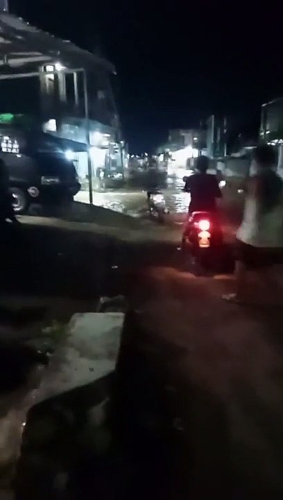Luapan Banjir Menyapa Warga Bima saat Waktu Sahur