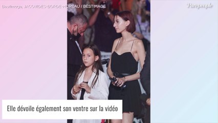 Alice Attal ultra sexy en crop top à ficelles : elle pose ventre à l'air avec un décolleté XXL