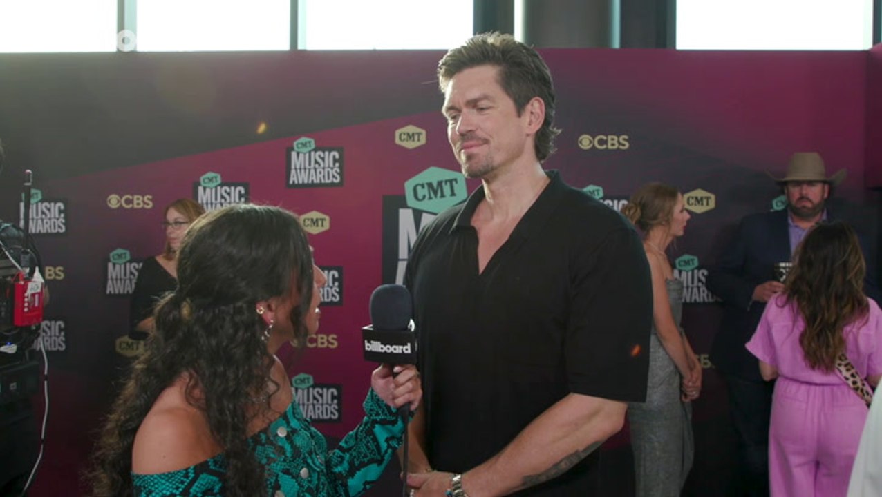 Steve Howey on Reuniting With The 'Reba' Cast,...