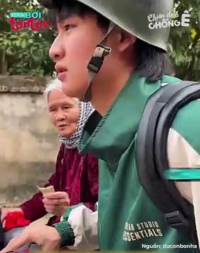 Cháu đi nước ngoài, bà dúi vội ít tiền cầm đi uống nước , không quên hỏi bao giờ lấy vợ | Điện Ảnh Net