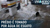 Prédio em São Paulo fica inundado com água de esgoto