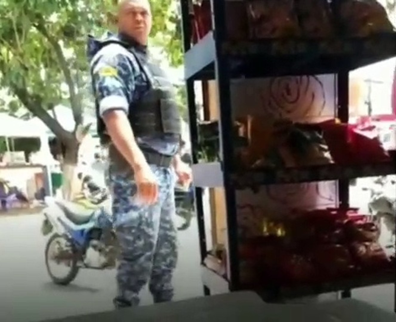 Guarda Municipal é flagrado dando tapa na cara de mulher no interior da Bahia; veja vídeo