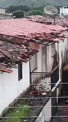 Telhados de casos no centro de Uruburetama são levados pelo vento nesta terça-feira