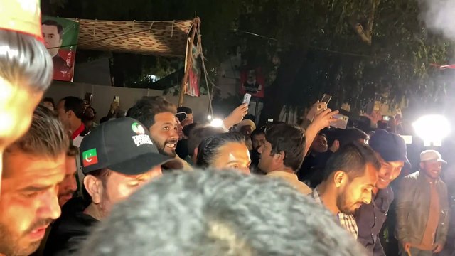 سپریم کورٹ سے فیصلہ آنے کے بعد پی ٹی آئی کے کارکن زمان پارک میں آتش بازی