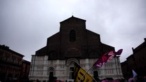 Bologna, le famiglie arcobaleno manifestano in piazza Maggiore